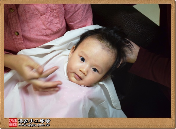 剃胎毛、滿月剃頭、嬰兒剃頭、嬰兒理髮、嬰兒剃髮、嬰兒剃胎毛、嬰兒滿月剃頭、寶寶剃頭、剃胎毛儀式、剃胎毛吉祥話、滿月剃頭儀式、滿月剃頭吉祥話、寶寶剃胎毛、寶寶滿月剃頭理髮、 台中大肚區剃胎毛、台中大肚區滿月剃頭、 台中大肚區嬰兒剃頭剃胎毛、台中大肚區嬰兒理髮、台中大肚區嬰兒剃髮、施寶寶(台中大肚區到府嬰兒寶寶滿月剃頭理髮、免費到府嬰兒剃胎毛儀式吉祥話)。到府剃頭剃胎毛主持、專業拍照、DVD光碟、證書。★購買「臍帶章、肚臍章、胎毛筆刷印章」贈送：剃頭、收涎、抓周，三選一。2015.12.24 照片12